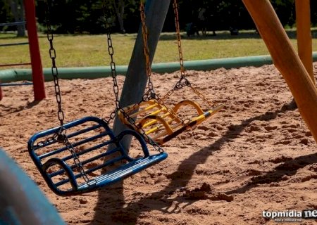 Mãe flagra filho de 13 anos estuprando irmã de 5 no meio do mato