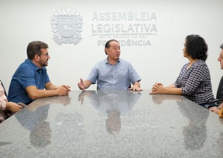 Mesa Diretora se reúne com futura deputada, professora Gleice Jane