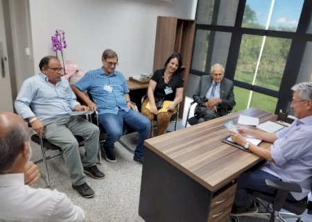 Hashioka discute malha ferroviária de MS com representantes do Rotary e da Casa de Cultura