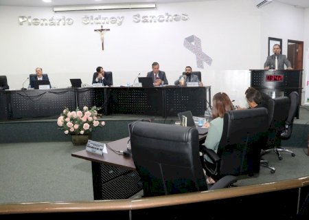 Valor arrecadado em impostos e congelamento de tributos são requeridos na Câmara