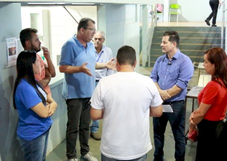 Com alunos amontoados em ginásio e no calorão, Renato busca soluções para Escola Vilmar de Dourados
