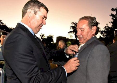 Presidente da ALEMS recebe medalha e destaca importância da Segurança Pública