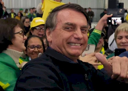 Bolsonaro passeia de lancha e pega carona de jet ski em Angra