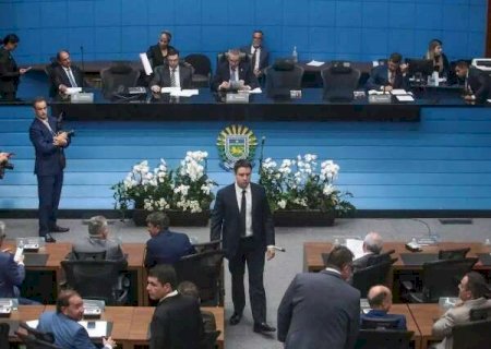 Deputados divergem, mas aprovam em 1º turno projeto de combate a fake news