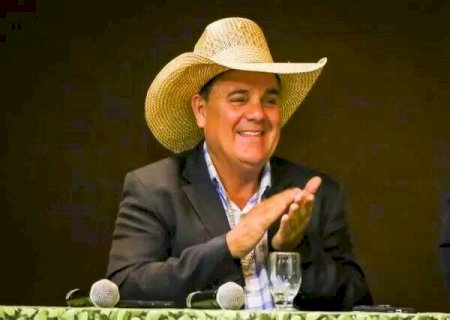 Prefeito consegue derrubar liminar e volta a ganhar R$ 34 mil