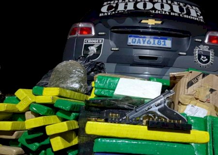 Suspeito é preso com arma e drogas em casa ao ser visto descarregando caixas