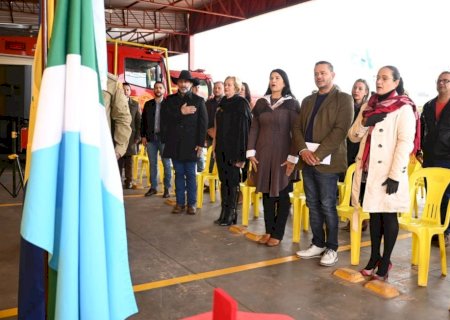 Prefeito e vice-prefeita de Ivinhema participaram de inauguração de obras e entrega de medalhas no quartel de bombeiros de Ivinhema
