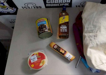 Morador de Campo Grande é preso em Dourados furtando queijos e até feijoada enlatada
