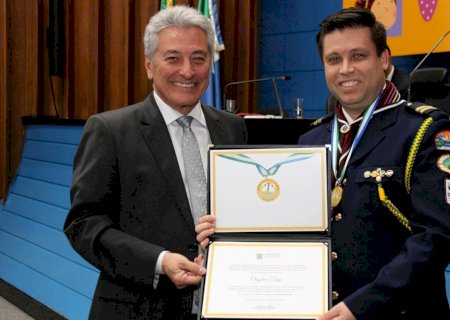 Hashioka entrega Comenda Amigo da Primeira Infância a capelão em sessão solene