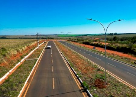 Prolongamento da Eurico Soares recebe luminárias até a rotatória da saída para o IFMS