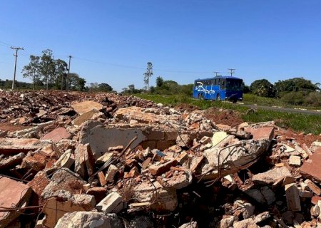 Descarte de entulho às margens da rodovia MS-134 motiva questionamentos da Câmara