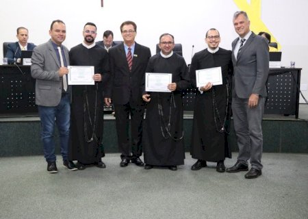Entrega de moção aos padres redentoristas do Santuário atrai dezenas de católicos à Câmara