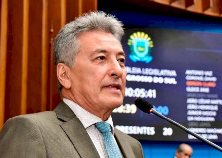Na tribuna, deputado Roberto Hashioka defende valorização de professores convocados
