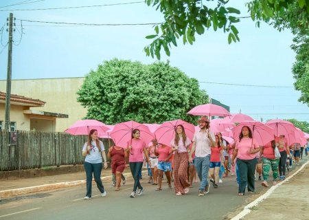 Mobilização se destaca com guarda-chuvas e finaliza Outubro Rosa em Batayporã