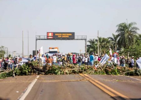 Acampados bloqueiam BR-163 e reivindicam assentamento e modernização do Incra.
