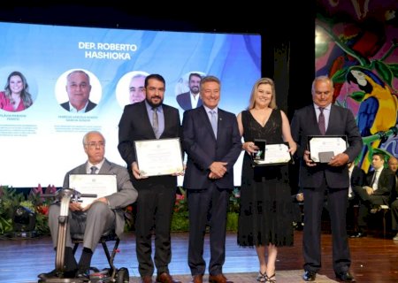 Em noite pantaneira, Hashioka homenageia novos sul-mato-grossenses com título e comenda do mérito