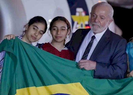 Lula recebe brasileiros vindos de Gaza e fala em 'terrorismo' de Israel
