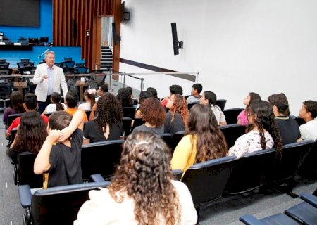 Hashioka recebe crianças e adolescentes do Lar Pequeno Assis na Assembleia Legislativa