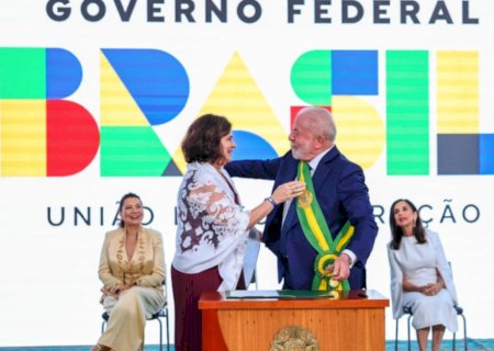 Líderes criticam Ministério da Saúde por trocar 'mulher' por 'pessoa que pariu'