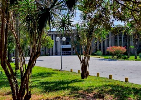 Deputados analisam quatro projetos durante a primeira sessão da semana