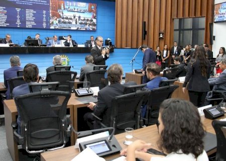 Deputados votam a redação final da proposta que garante irmãos na mesma escola