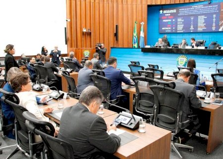 Parlamentares devem apreciar três propostas na última sessão da semana