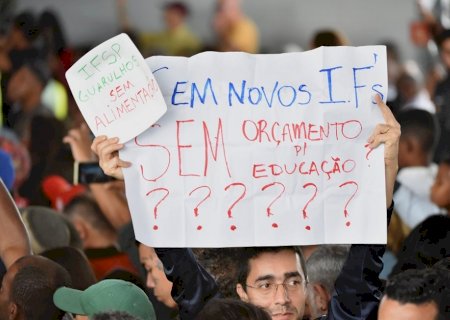 ‘Que bom que vocês podem levantar um cartaz dizendo que estão em greve’, diz Lula após ser alvo de protesto