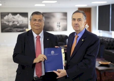 Barroso nega o pedido do Congresso para suspender liminar de Dino que barrou emendas impositivas
