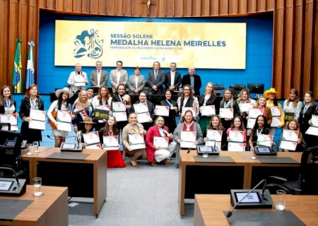 Deputado Hashioka homenageia duas musicistas com Medalha Helena Meirelles na Alems