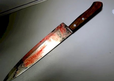 MS: amigos brigam e homem acaba esfaqueado no abdômen no quintal de casa