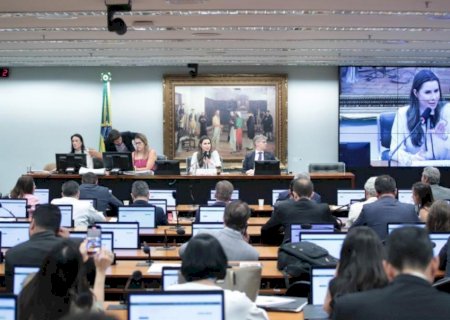 Em nova ofensiva, CCJ aprova PEC que permite ao Congresso sustar decisões do STF
