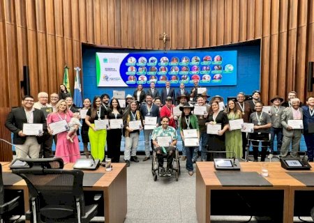 Hashioka homenageia artistas sul-mato-grossenses com Medalha Tom do Pantanal