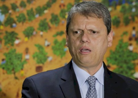 Não merece a farda, diz Tarcísio sobre PM que jogou homem de ponte 