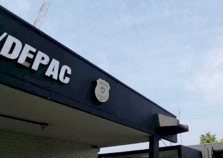 Homem é agredido com cacos de vidro por grupo após discussão com travesti