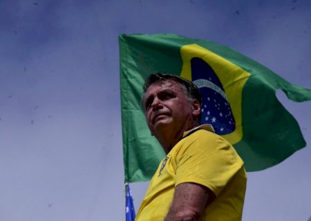 Bolsonaro diz que prisão domiciliar de mulher que pichou estátua é recuo tático coberto de cinismo jurídico