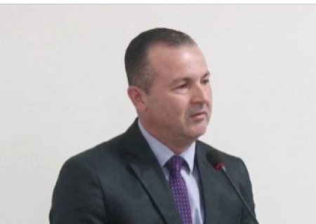 Vereador Lorinho solicita rebaixamento de canteiro e instalação de bancos em frente à agência do Sicredi