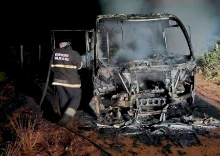 Ônibus escolar da Prefeitura de Nova Andradina é destruído por incêndio no Assentamento Teijin