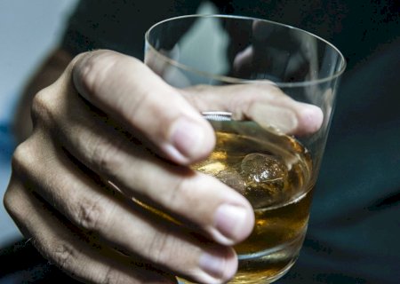 Como identificar bebidas adulteradas com metanol e o que fazer em caso de intoxicação