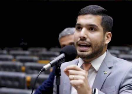 André Fernandes pede um minuto de aplausos pelas mortes dos criminosos no RJ