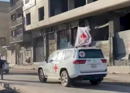 Hamas entrega primeiros sete reféns israelenses à Cruz Vermelha