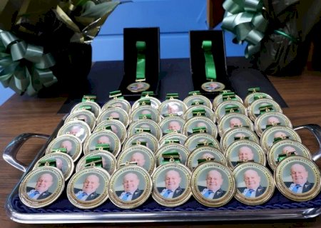 Em solene na Alems, Hashioka homenageia destaques da veterinária de Nova Andradina