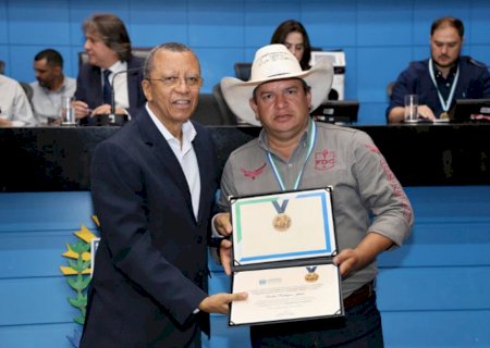 Locutor de rodeios é homenageado por Hashioka em sessão solene da ALEMS