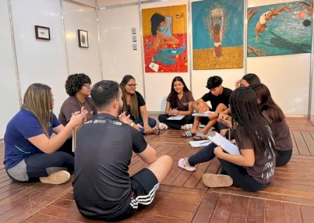 Oficina ‘Práticas de Ateliê’ convida público de todas de todas as idades a explorar traços, cores e imaginação