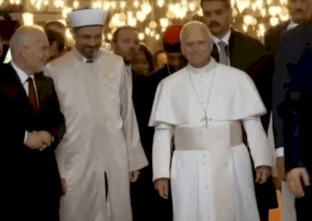 Papa Leão 14 visita Mesquita Azul em Istambul