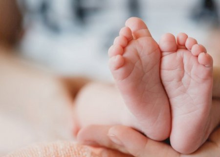 Mulher de 20 anos entrega bebê à Guarda Municipal e pede ajuda psicológica