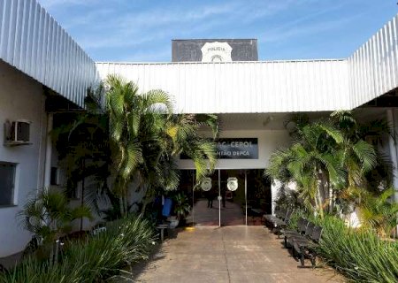 Comerciante é esfaqueado no pescoço após ser chamado no portão de casa