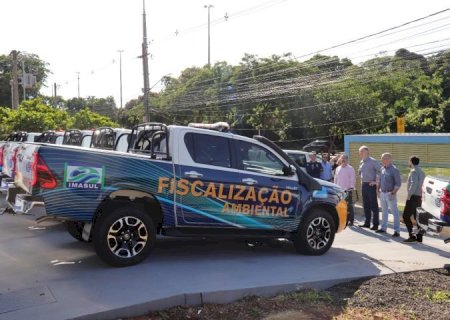 Imasul recebe onze caminhonetes e dois tratores para reforçar fiscalização e equipar unidades de conservação