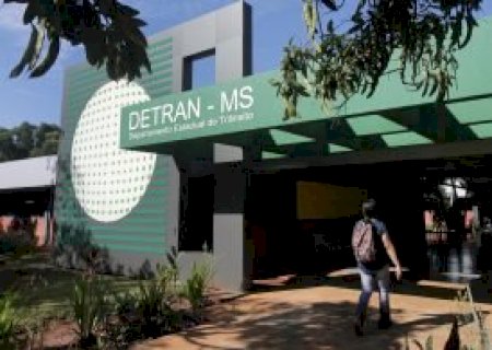 Ex-donos de veículos leiloados pelo Detran podem solicitar o valor que restou após a quitação de débitos