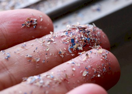 Copos descartáveis de café liberam milhares de partículas de microplásticos na bebida