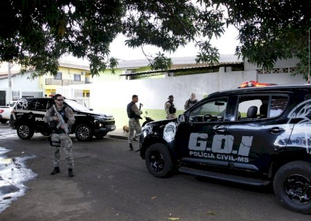 Policiais civis capturam homem com mandado de prisão e prendem mulher por estelionato